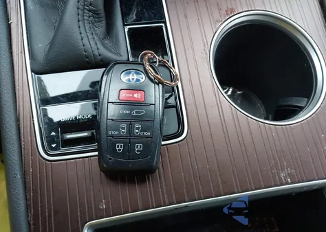 2021 Toyota Sienna Xle z USA, uszkodzony, nr VIN 5TDJSKFCXMS014664